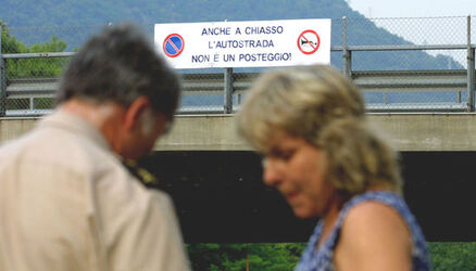 Chiasso striscione di protesta per traffico pesante