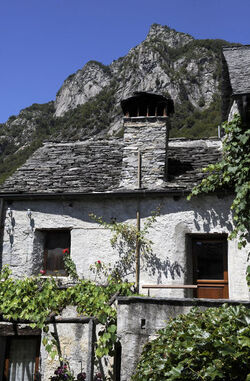 Berzona casa tipica e Pizzo della Croce