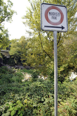 Golino segnaletica divieto area nudisti