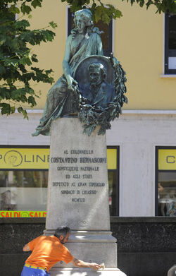 Chiasso posa monumento Col. C. Bernasconi