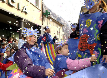 Biasca corteo bambini Carnevale Re Naregna