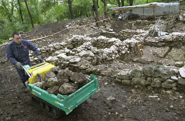 Tremona scavi archeologici lavori e visite di esperti