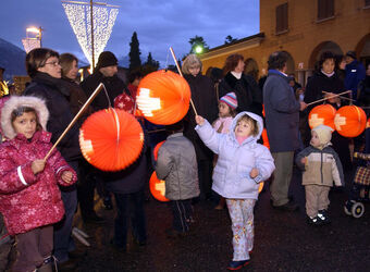 Ascona fiaccolata bambini per le vie del borgo