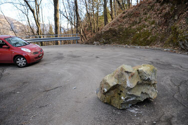 Palagnedra pietre cadute sulla strada