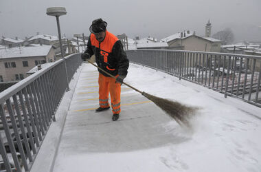 Bissone nevicata e disagi al traffico