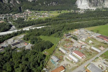 Lodrino con zona industriale sud di Osogna