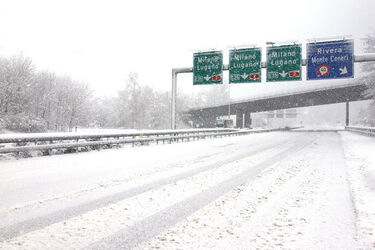 Ticino nevicata maltempo e disagi al traffico Ticino nevicata maltempo e disagi al traffico