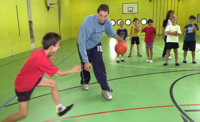 Ligornetto Star del basket con allievi di scuola