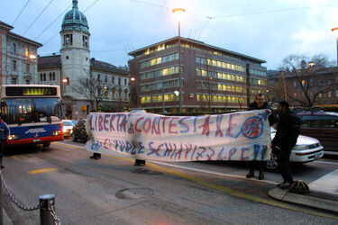 Lugano manifestanti nei pressi di Piazza Dante