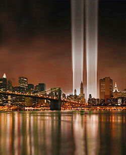 New York fasci luminosi per ricordare le Twin Towers
