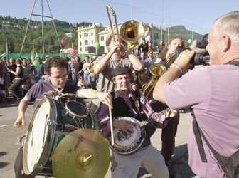 Lugano corteo giovani molinari per quinto anno attivita
