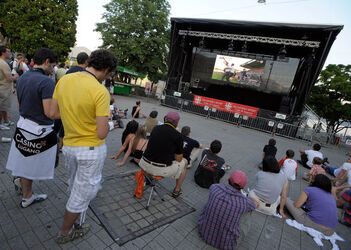 Lugano Maxischermo in Piazza Manzoni per lo spareggio Lugano Lucerna