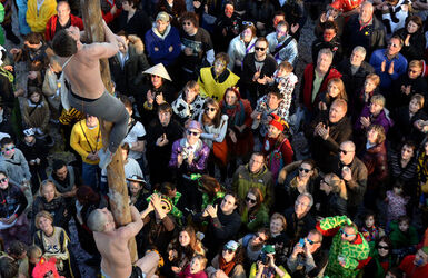 Tesserete carnevale Or Penagin palo della cuccagna