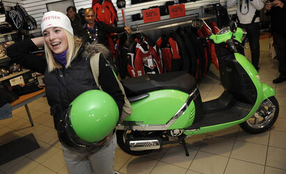 Sci consegna scooter a Lara Gut Sci consegna scooter a Lara Gut