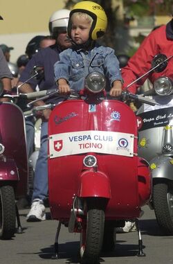 Melide raduno Vespa vecc 