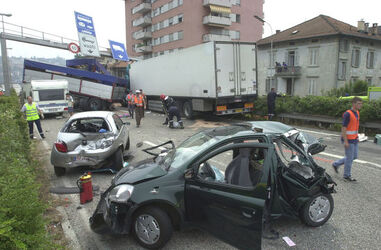 Incidente A2 tamponamento fra tir a Chiasso Incidente A2 tamponamento fra tir a Chiasso