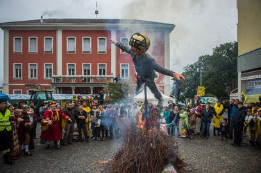 Brissago Carnevale Re Pitoc rogo del pagliaccio