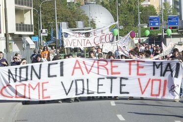 Lugano corteo giovani molinari per quinto anno attivita