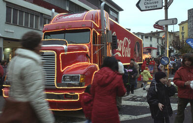 Mendrisio camion Coca Cola in piazza