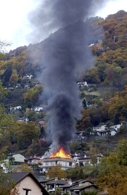 Cugnasco stabile in fiamme