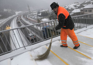 Bissone nevicata e disagi al traffico