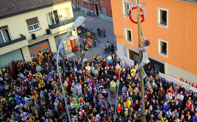 Tesserete carnevale Or Penagin palo della cuccagna